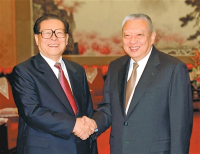 2002年3月7日，江泽民同志在北京中南海会见董建华先生。<BR/>新华社记者 鞠鹏摄