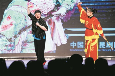 谷好好在“武戏风华·薪火相传”公开课上指导青年演员