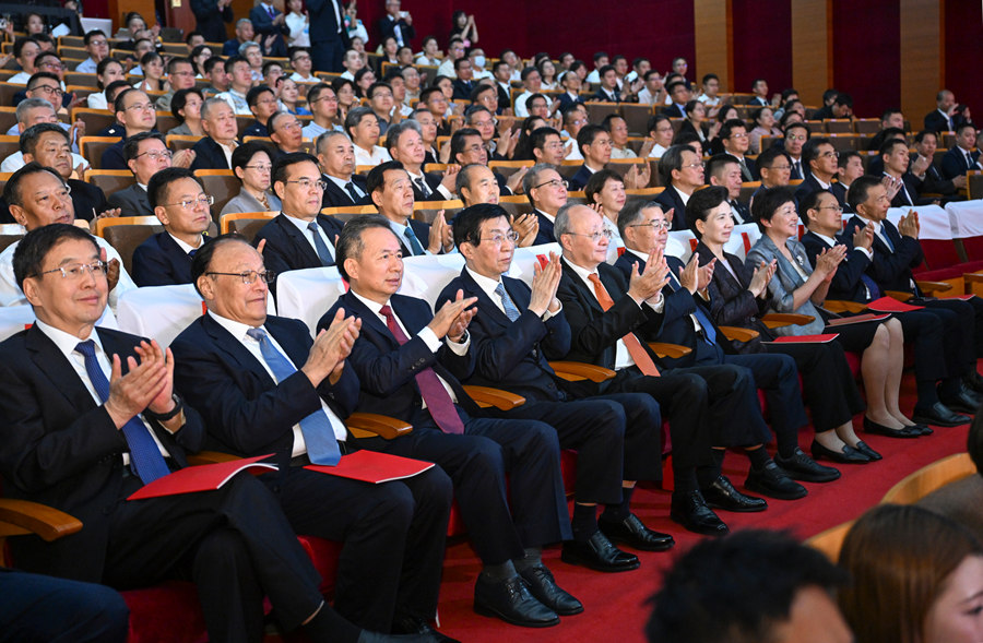9月23日晚，历时一个多月的第七届全国少数民族文艺会演在北京民族剧院落下帷幕。中共中央政治局常委、全国政协主席王沪宁出席闭幕式文艺晚会。新华社记者 张领 摄