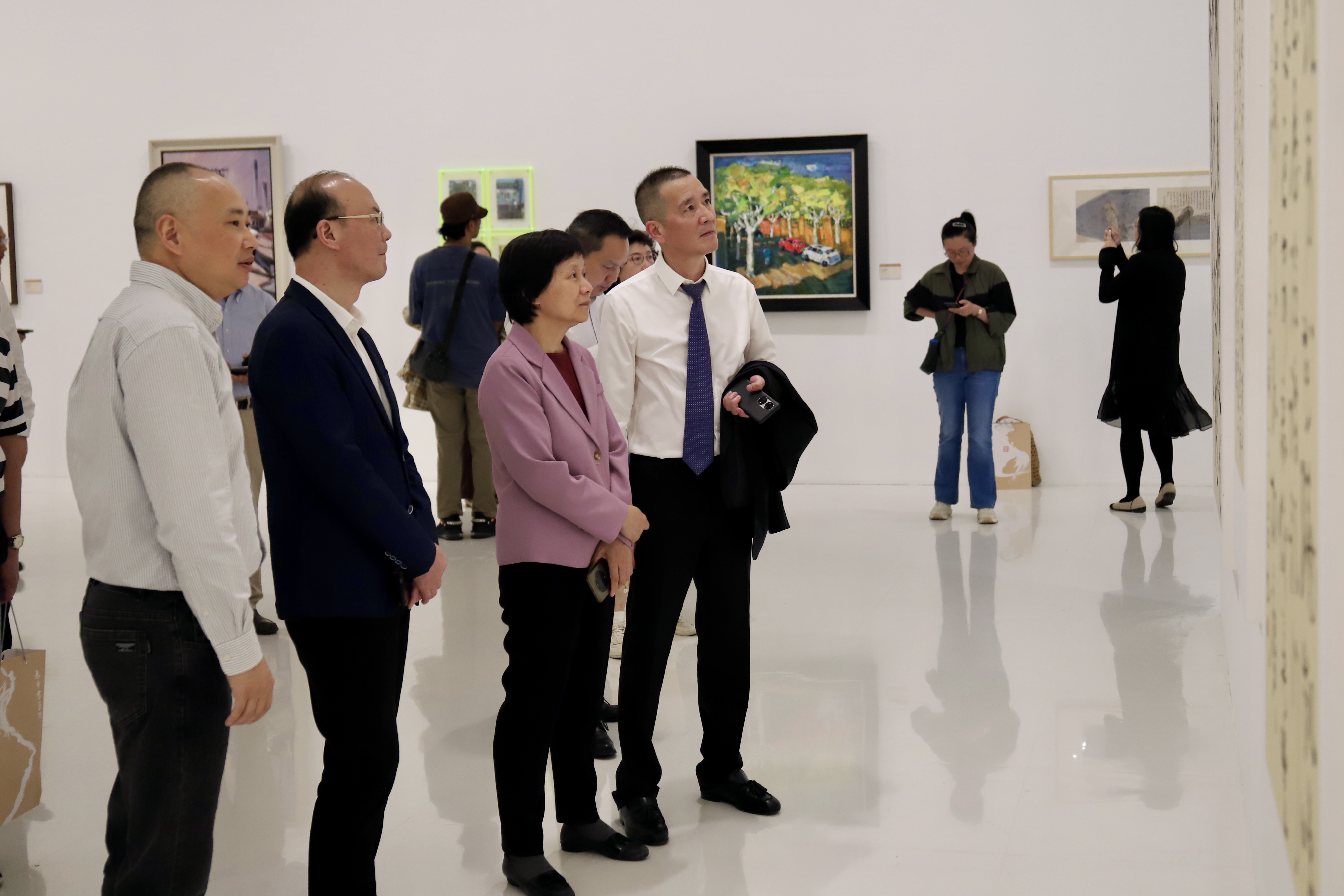 参观展览