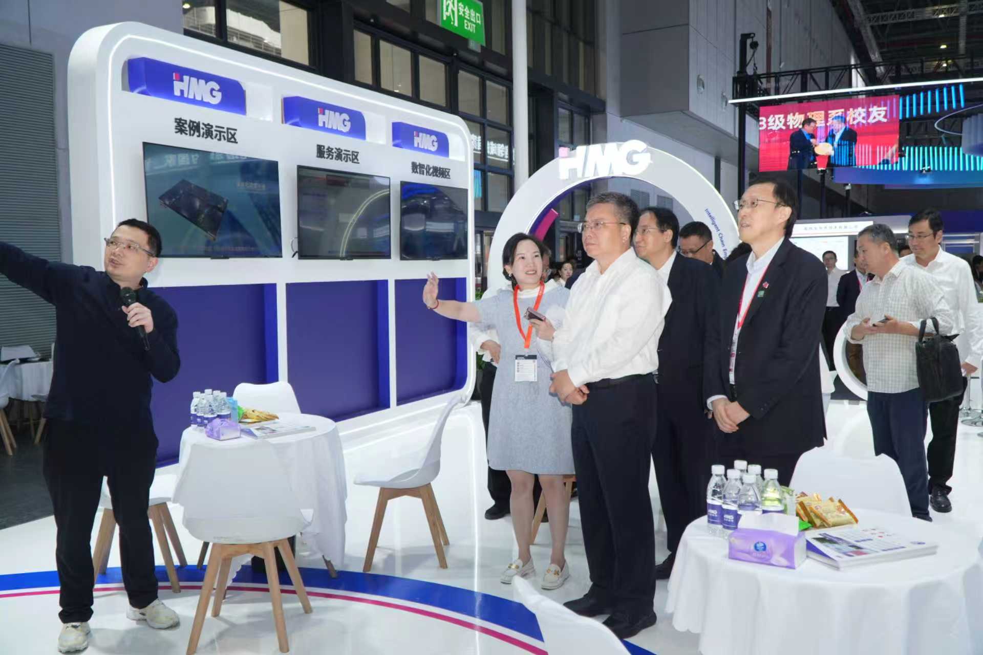 考察集成电路展区