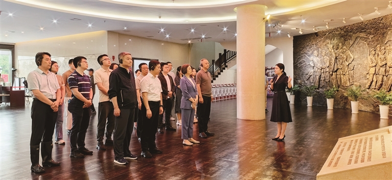 6月14日,台盟上海市委与台盟江西省委联合举办理论学习中心组联组学习暨“阅·思源”读书交流活动,赴于都县参观中央红军长征出发地纪念馆 台盟市委供图