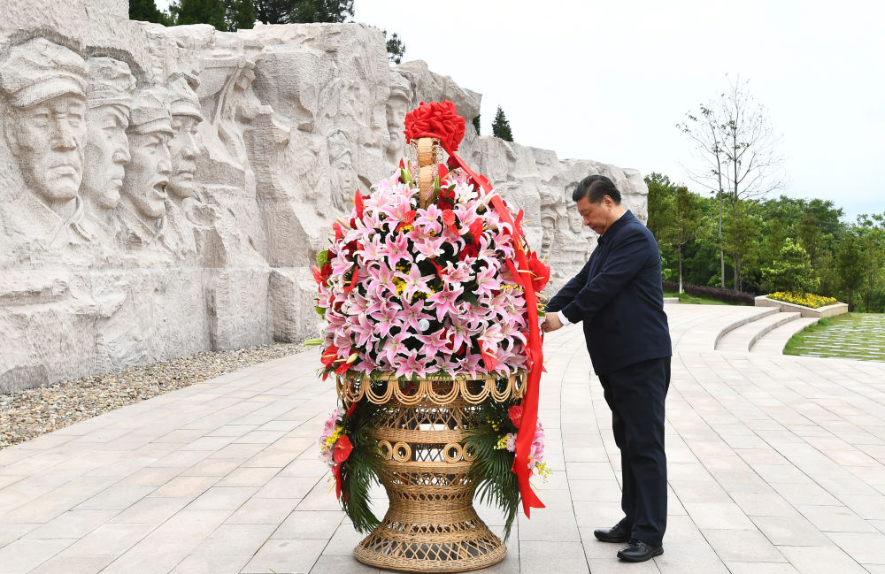 2021年4月,习近平总书记来到位于广西全州县的红军长征湘江战役纪念园,向湘江战役红军烈士敬献花篮。新华社记者 谢环驰 摄