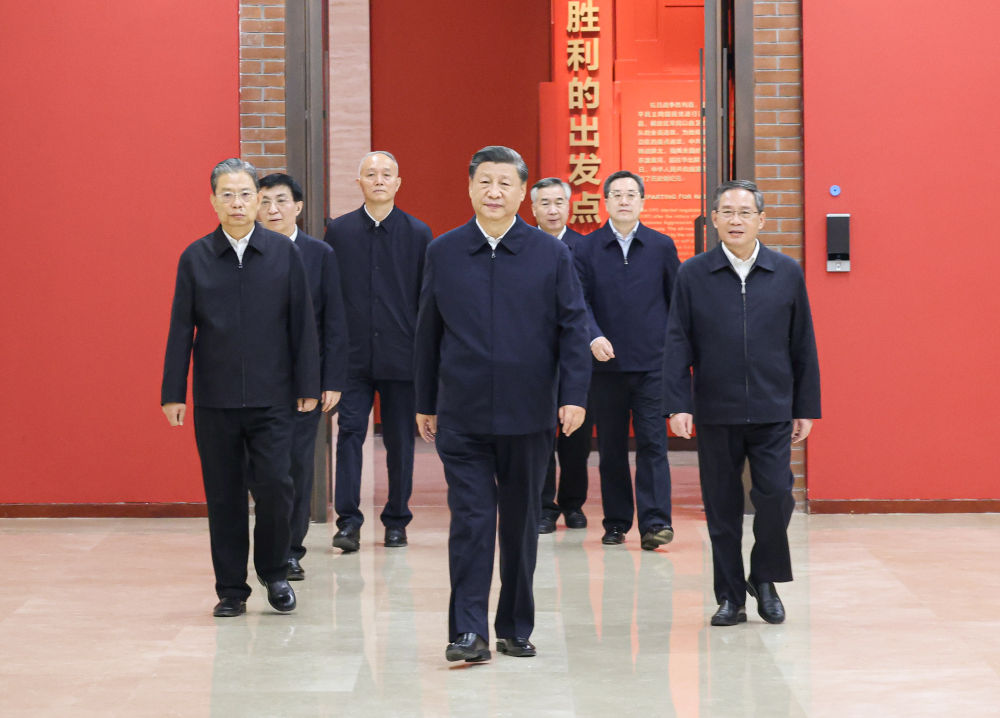 2022年10月,习近平总书记等党和国家领导人在陕西延安革命纪念馆参观。新华社记者 王晔 摄