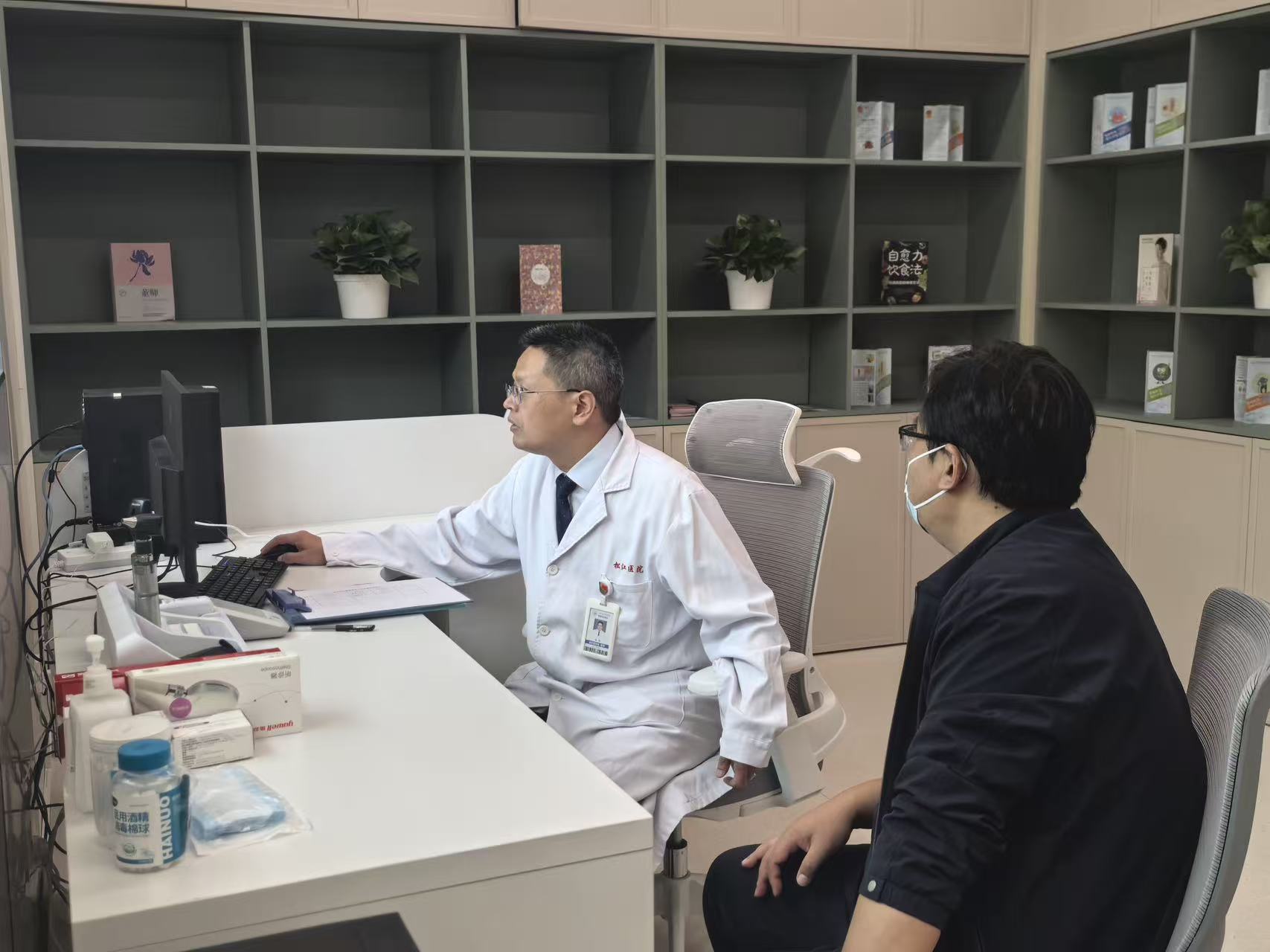 2026年10月9日,“健康e站”首次开诊,病人现场就诊