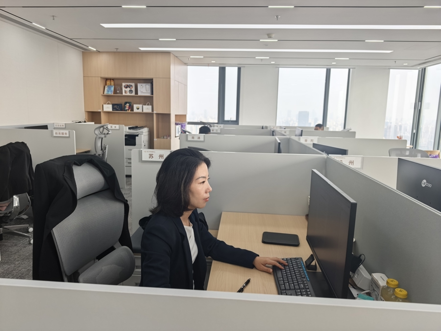 王敏怡在信泰中心42楼工位上。周楠摄