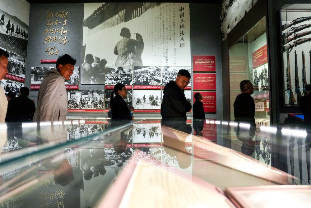观众参观中国共产党历史展览馆(2025年4月24日摄)。新华社记者 刘金海 摄