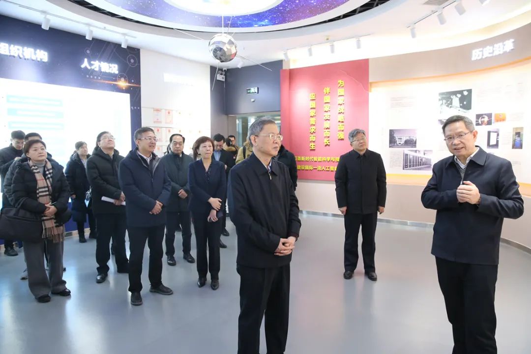 调研组考察中国科学院紫东太初大模型研究中心