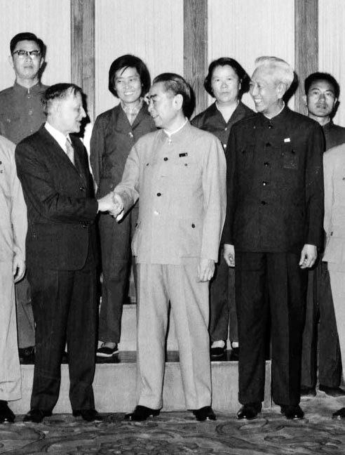1973年，周恩来接见欧洲来访的外宾。后排左一为作者父亲周尔鎏
