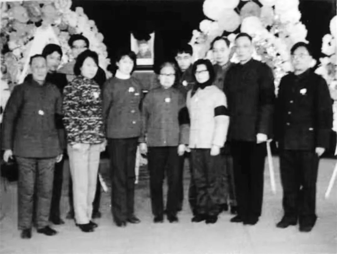 1983年春节后，在上海参加作者祖父周恩霔追悼会的亲属代表。前排右一周尔辉叔叔、右二右三五公公五婆婆周毓燕夫妇、左二周秉德姑姑、左三作者周蓉；后排右一周尔均叔叔。父亲周尔鎏因公务在身必须在春节前赴英，未能参会