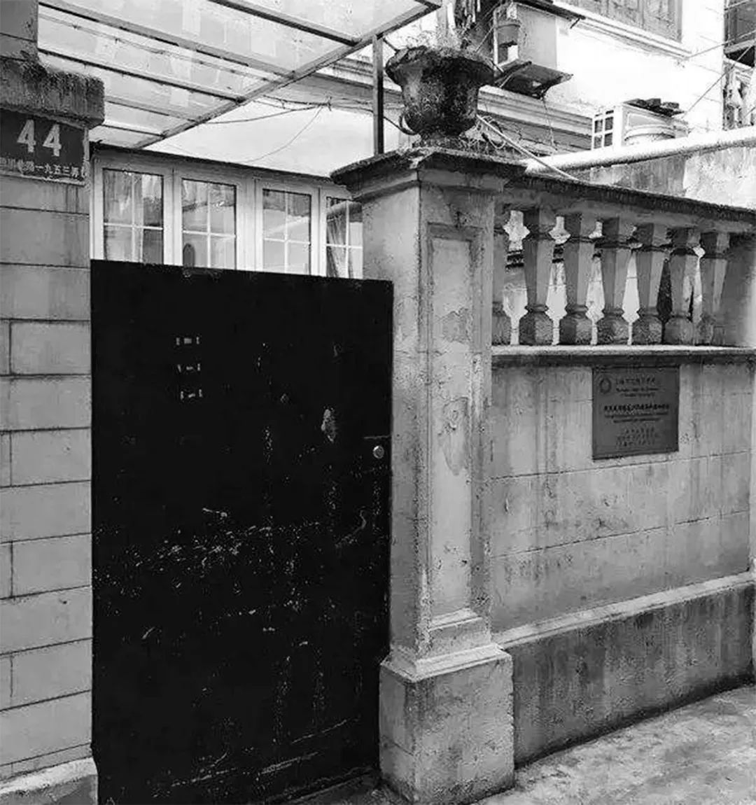 上海虹口区四川北路1953弄永安里44号，现为“周恩来同志在沪早期革命活动旧址”，是上海市文物保护单位
