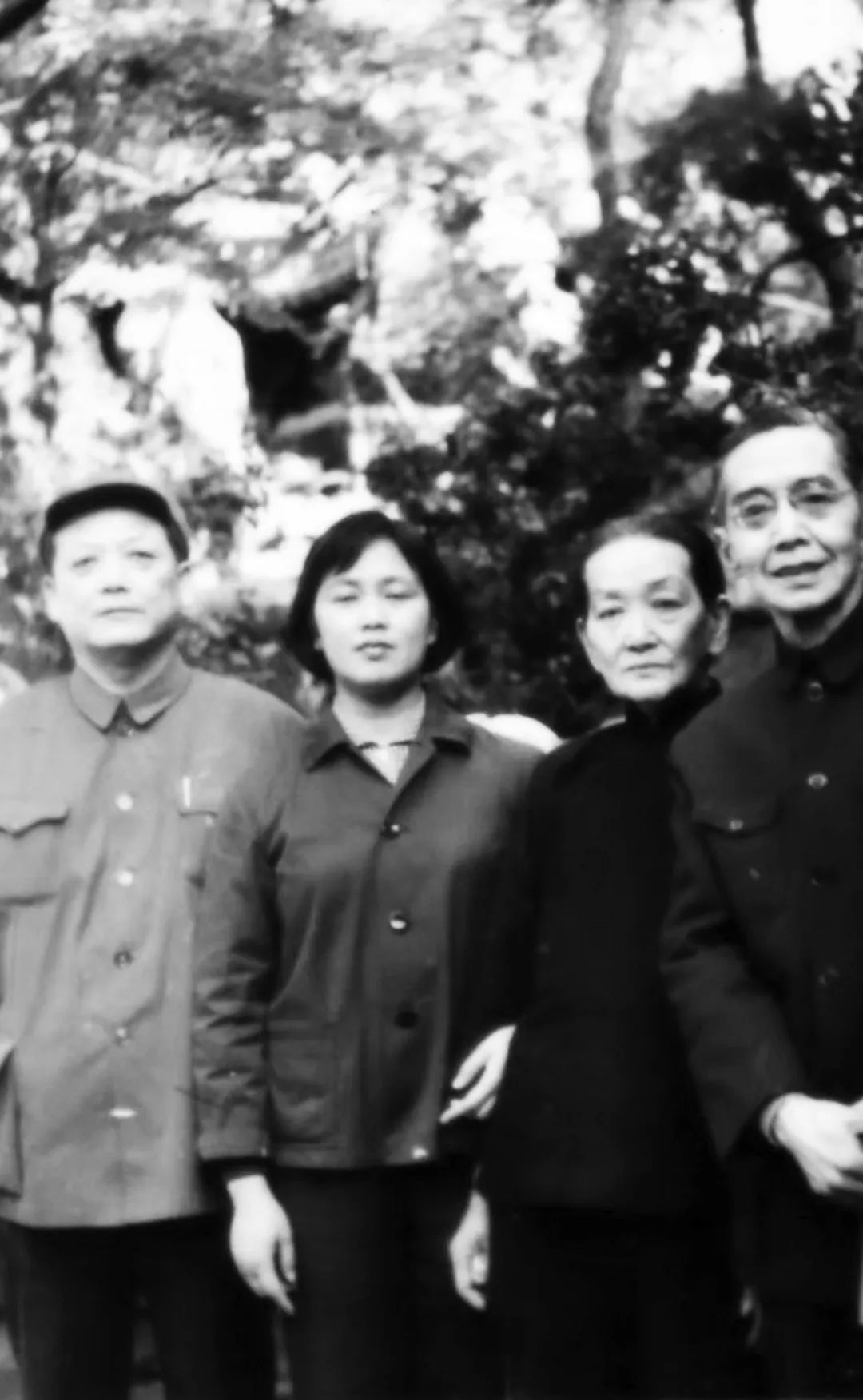 1974年，作者祖父周恩霔（右一）、母亲王章丽（左二）和万怀芝母子在上海合影