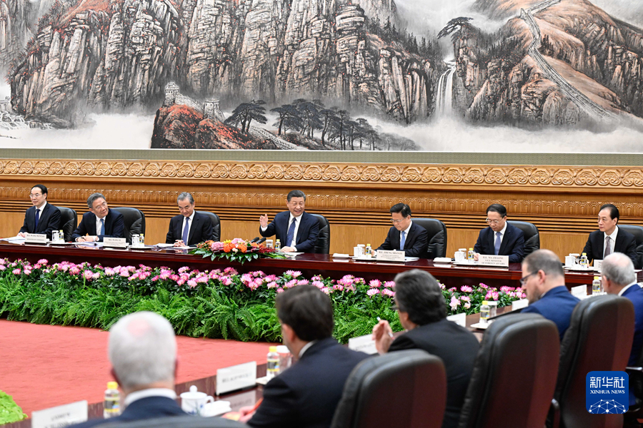 3月27日，国家主席习近平在北京人民大会堂集体会见美国工商界和战略学术界代表。新华社记者 申宏 摄