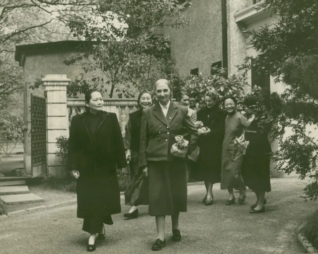 1955年5月，宋庆龄在上海寓所会见国际民主妇女联合会主席、世界和平理事会副主席、法兰西妇女联盟主席欧仁妮·戈登夫人