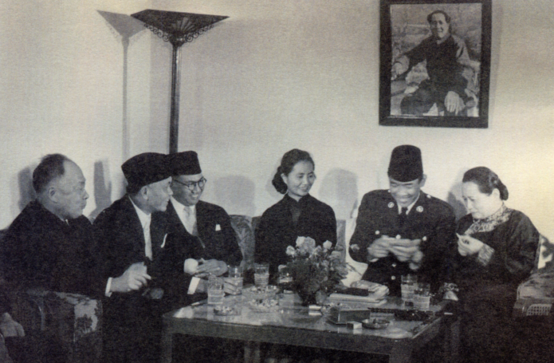 1956年10月，宋庆龄在上海寓所会见印度尼西亚总统苏加诺