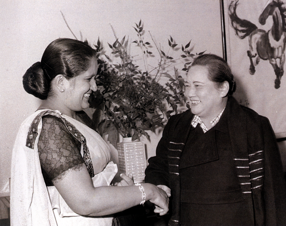 1963年1月7日，宋庆龄在上海寓所会见锡兰总理西丽玛沃·班达拉奈克夫人