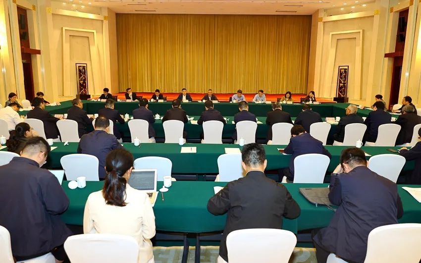 4月2日至3日，民进中央主席蔡达峰率民进中央调研组继续在湖北武汉开展2024年度重点考察调研。图为3日下午，调研组在武汉召开调研座谈会。