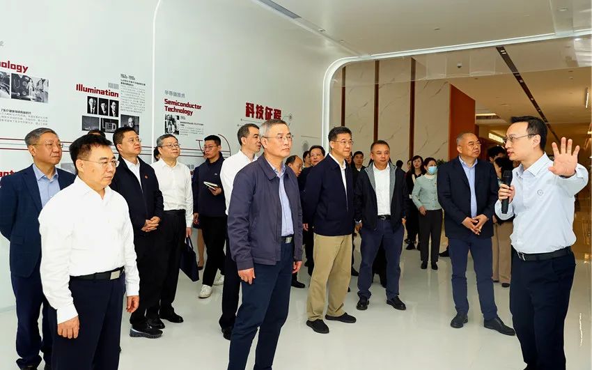 2日下午，调研组实地调研九峰山实验室。