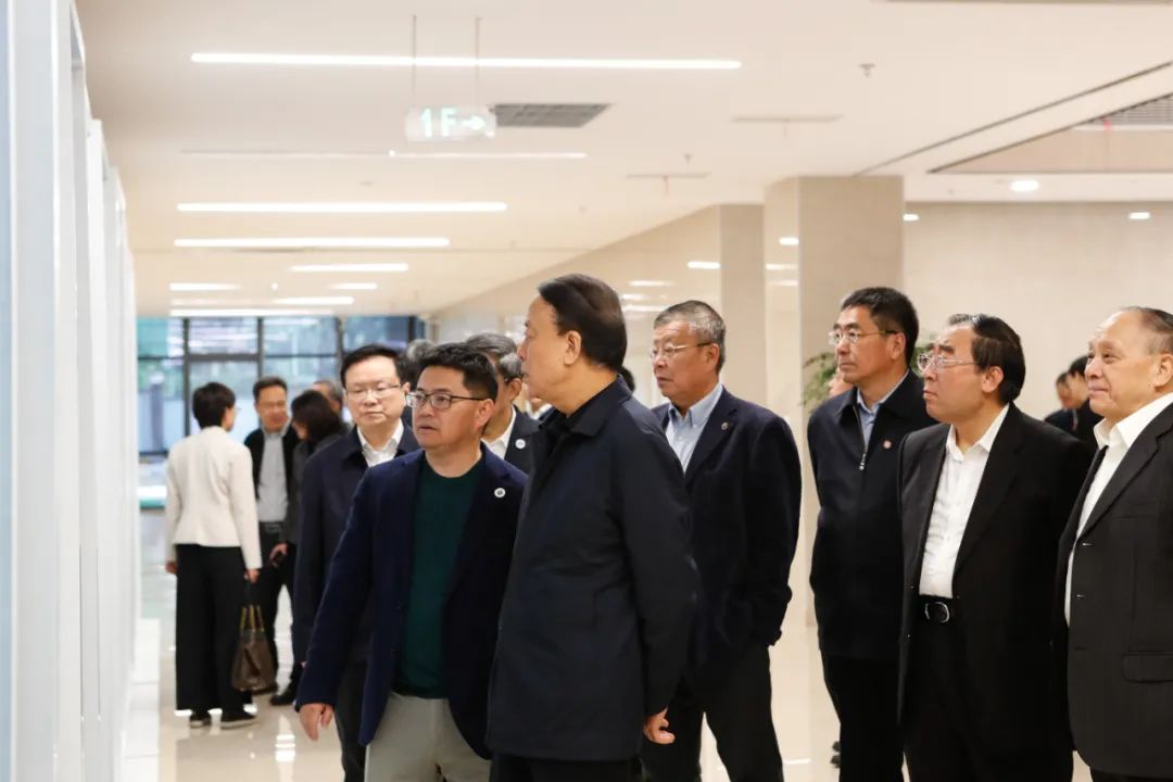 20日上午,武维华在重庆医科大学考察