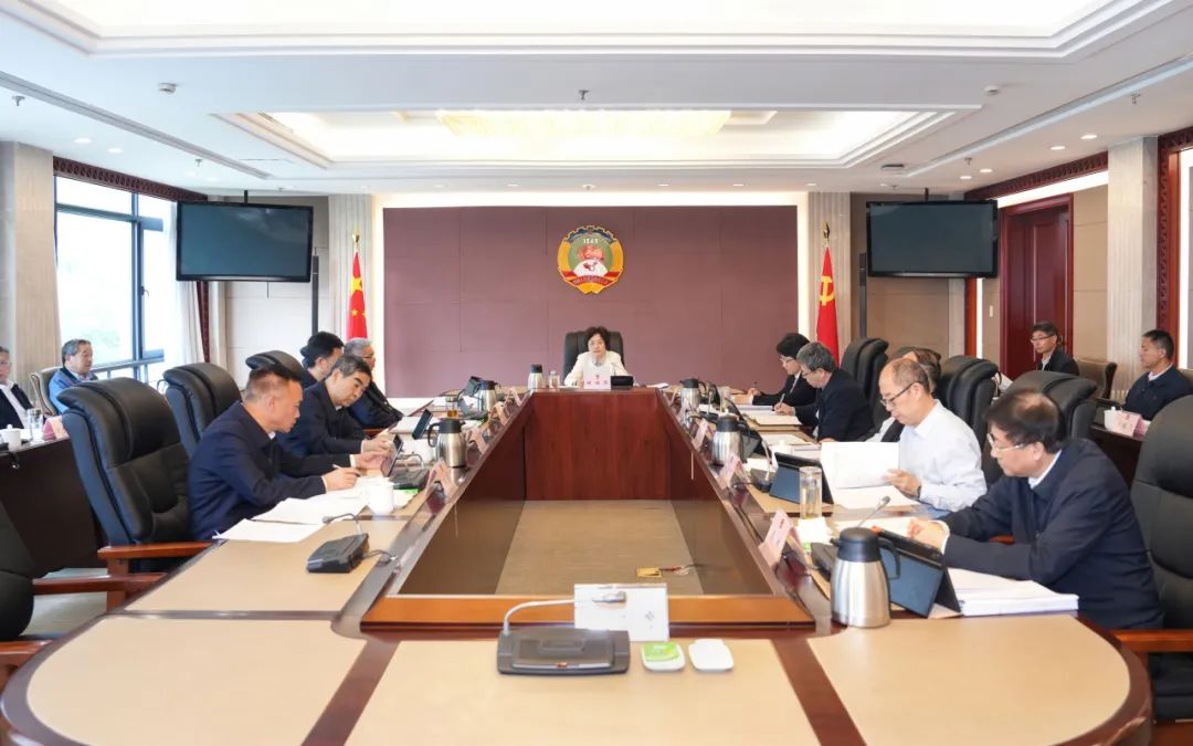 4月25日下午，市政协党组书记、主席程丽华主持召开党组扩大会议。柯俊彬 摄