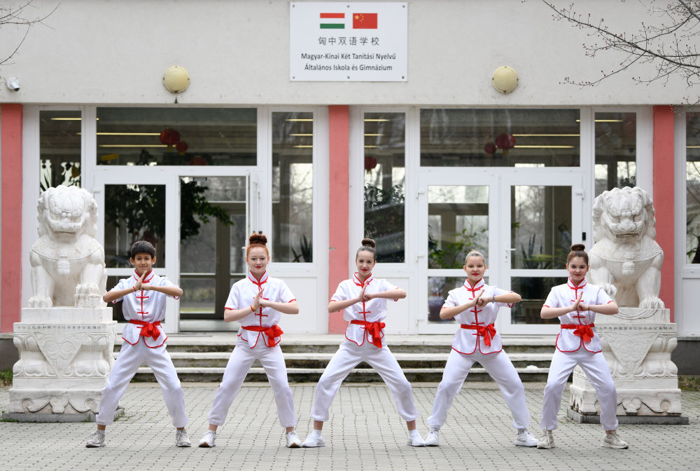 2023年2月24日，匈中双语学校的学生们练习武术动作。