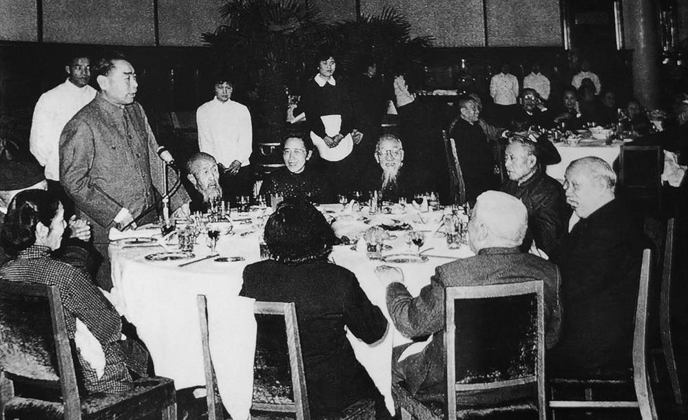 1959年4月29日,周恩来在60岁以上政协委员茶话会上,语重心长地请老人们把“自己的亲身经历写出来,传之后代。”此后,文史资料工作成为人民政协工作的重要组成部分。图为1963年元旦,周恩来招待70岁以上全国政协委员、人大代表。