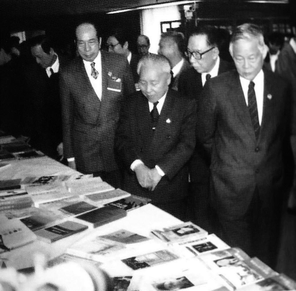一九九五年十一月,全国政协副主席(右起)叶选平、吴学谦、杨汝岱参观人民政协文史资料图书展。