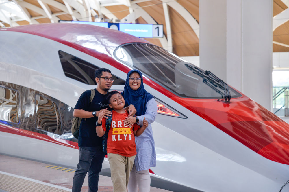 2024年4月17日，在印度尼西亚雅加达哈利姆站站台，乘客和一列雅万高铁高速动车组合影。新华社记者 徐钦 摄