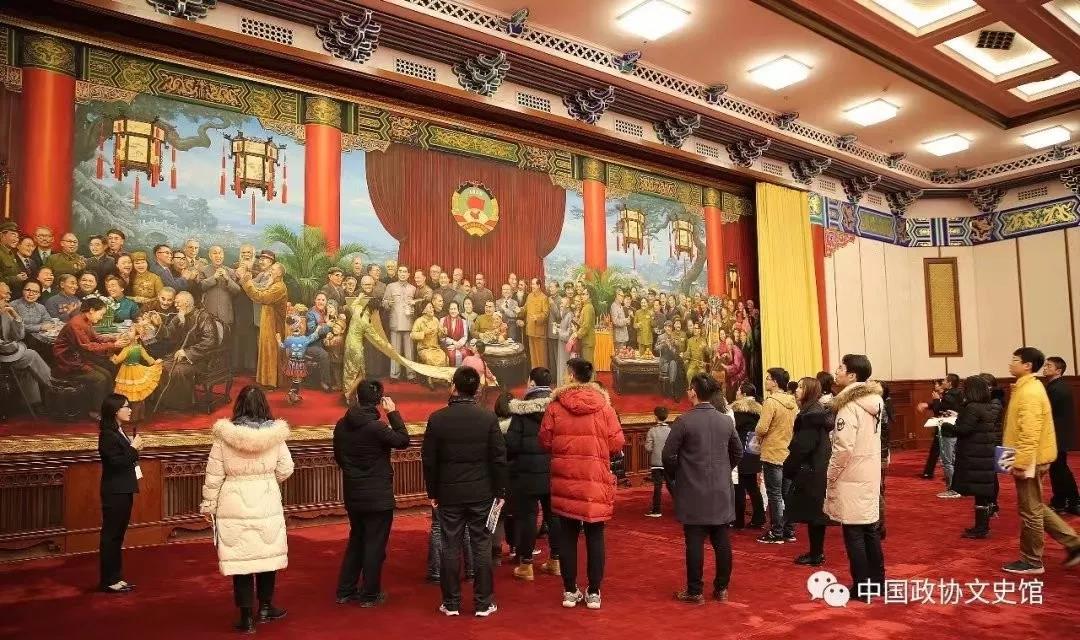 公众代表参观全国政协礼堂新年茶话会会场来自自然资源部的一位老干部