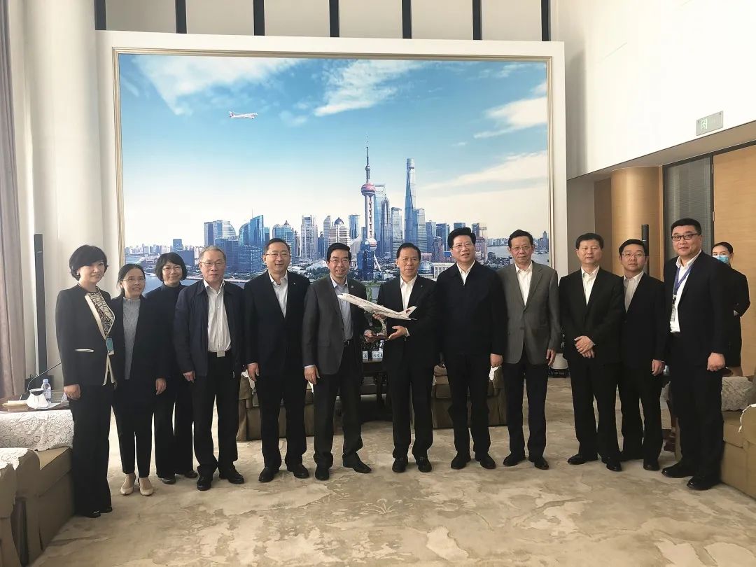 黄震调研东航集团和澎湃新闻