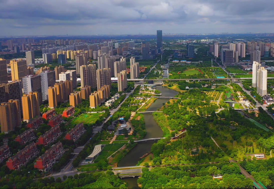 "嘉定区发改委主任管红梅在回应中说,嘉定作为上海五大新城之一,要