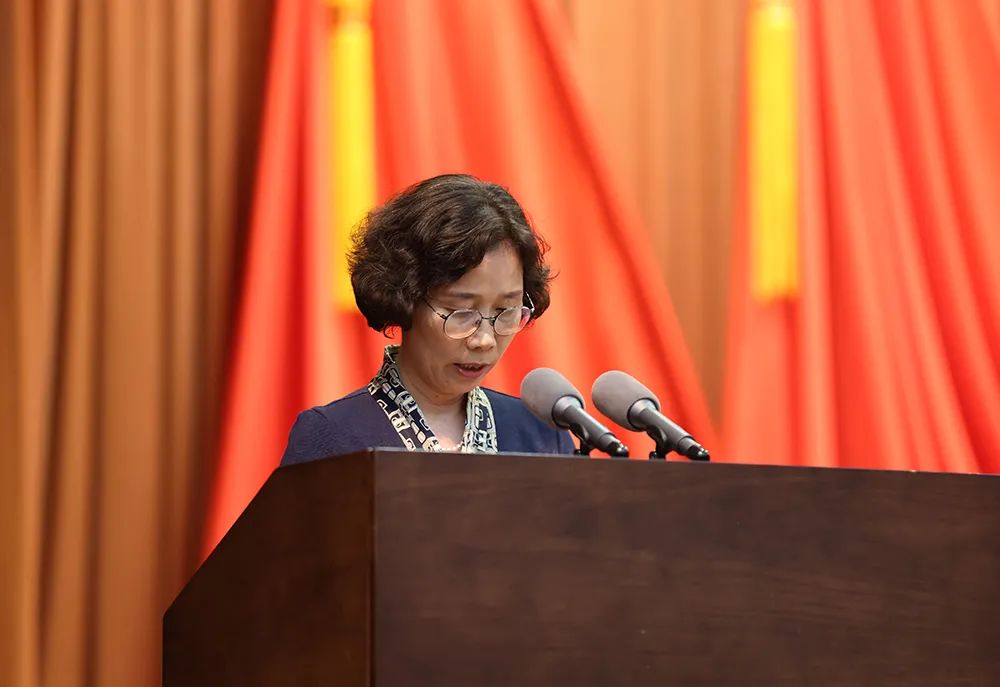 民进区委主委吴玲代表区各民主党派,区工商联,区知联会士向大会致贺词