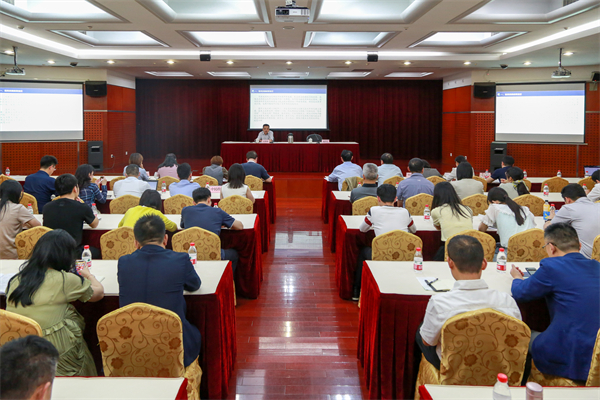 市工商联机关及经济发展服务中心全体党员,干部约80人参加会议.