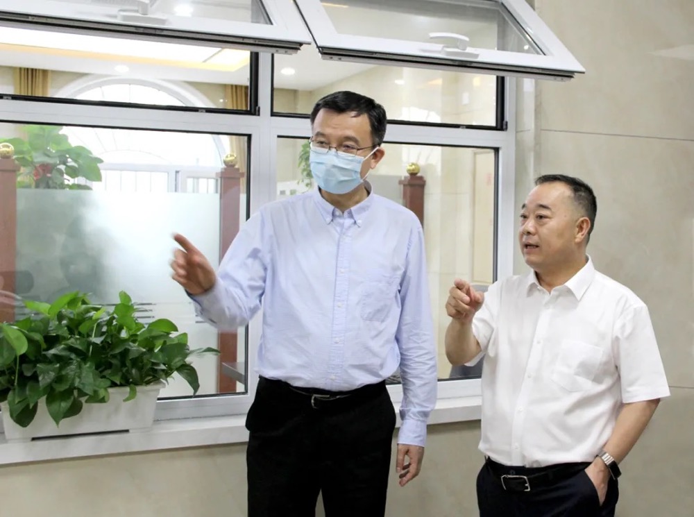 走访看望省政协委员孙寒松(左一).