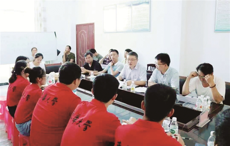 卢洪伟(发言者)正指导东华大学学生暑期社会实践团在盐津开展工作