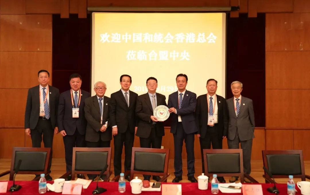 2019年,台盟中央常务副主席李钺锋会见中国和平统一促进会香港总会访问团。