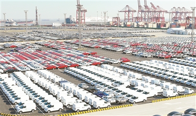 12月19日，江蘇省蘇州市太倉港外貿汽車堆場碼頭，一批4586輛汽車、挖掘機即將出口歐洲市場。
