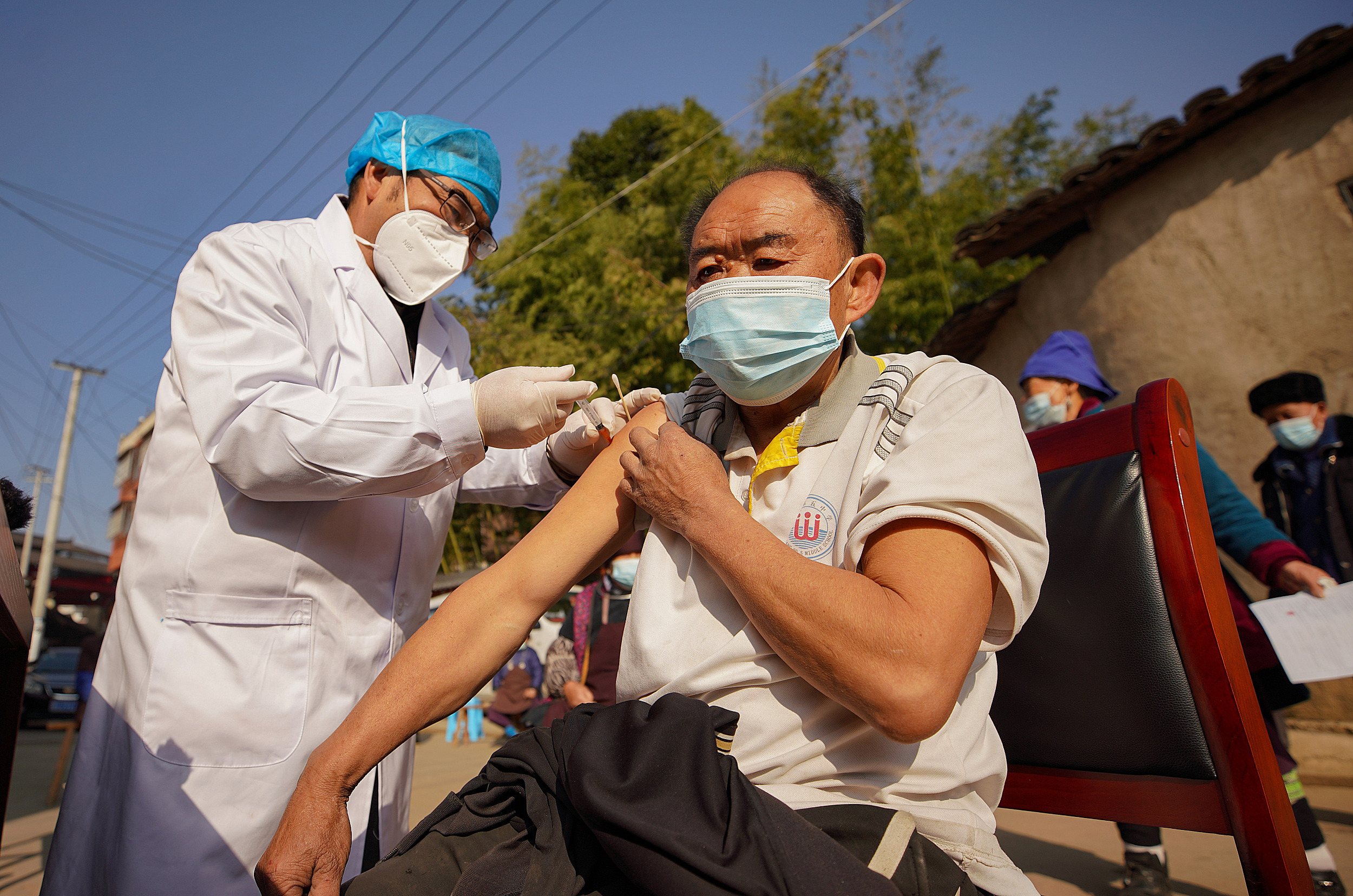 2022年12月21日，貴州省丹寨縣，在揚武鎮羊望村新冠疫苗臨時接種點，醫務人員為村民接種第二劑次加強針新冠疫苗。