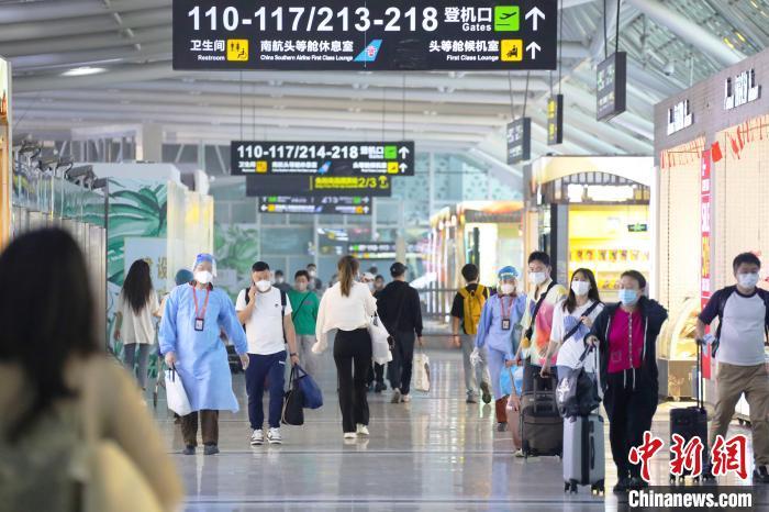 资料图:三亚机场航站楼人气日渐旺。陈振煌供图