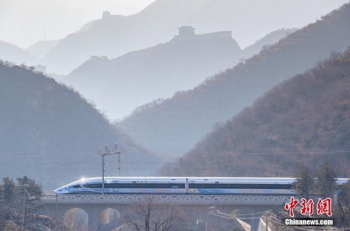 资料图:2022年1月6日,奥运版复兴号智能动车组在京张高铁上线开行。中新社记者 贾天勇 摄