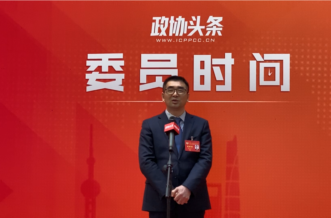 第二位走进委员通道的太平人寿上海自贸区分公司副总经理尧金仁,也是一位连续参加了三届政协履职工作的“老委员”。