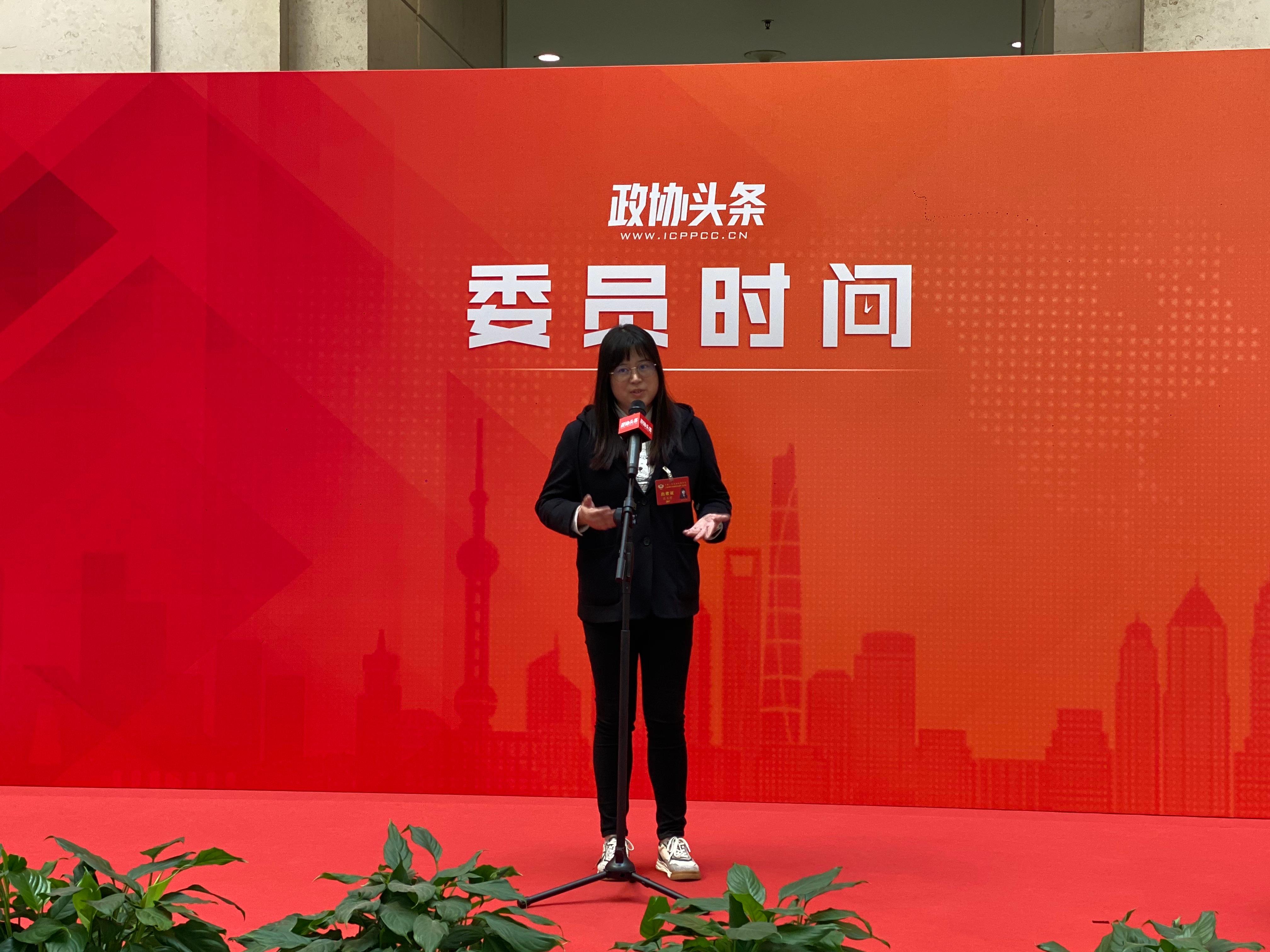 上海市政协委员、上海申浩律师事务所高级合伙人张玉霞是亮相委员通道,她是一名新委员。