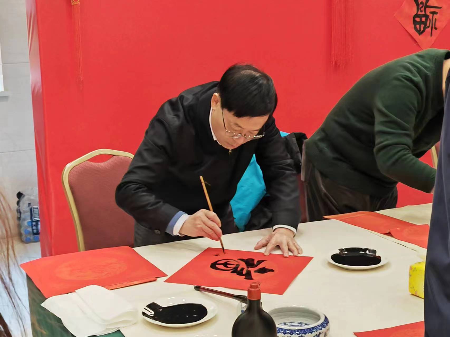 上海市政协书画院开展迎新春写春联活动_政协