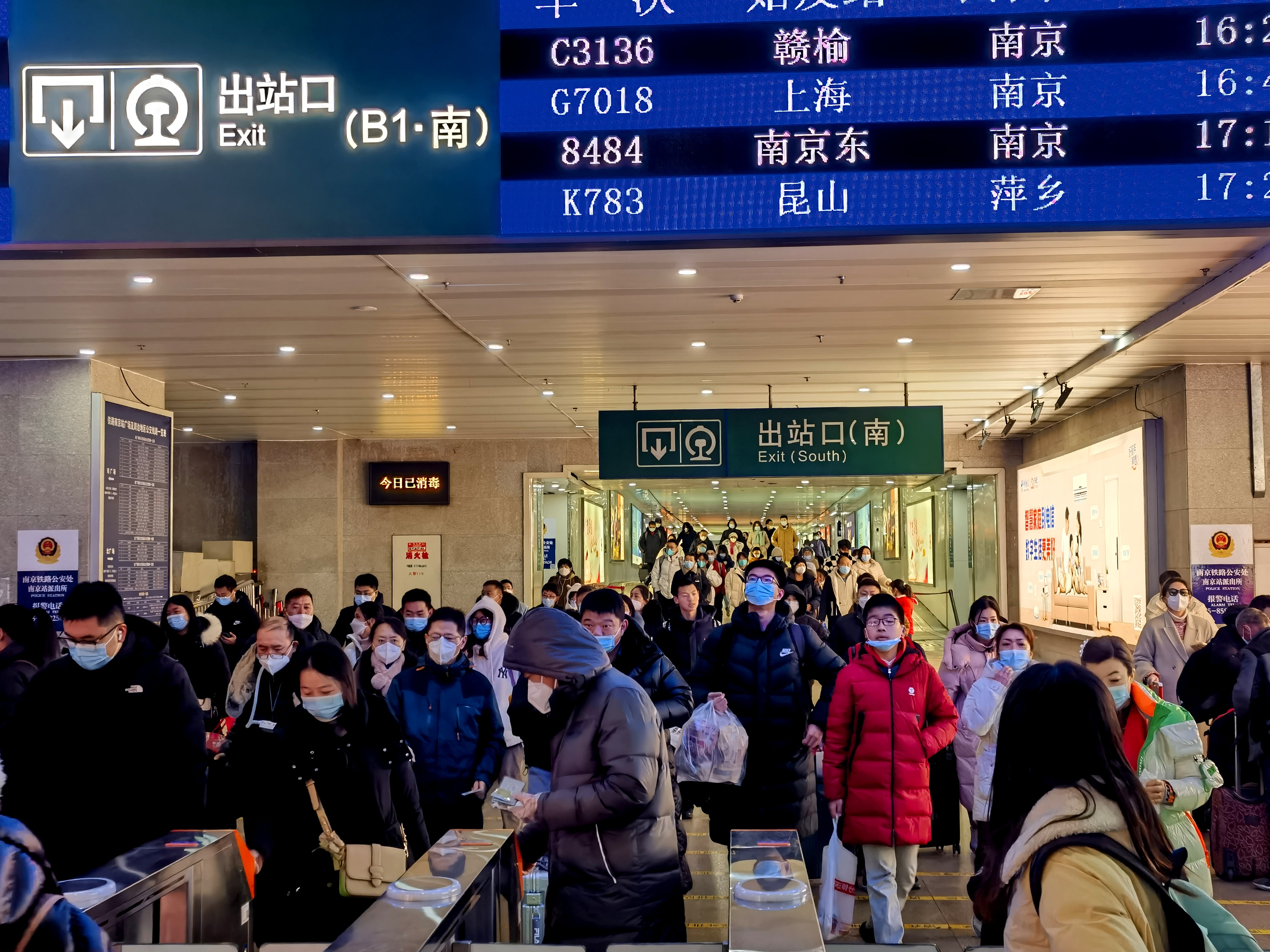 旅客从南京站出站口有序出站。 陈万钧 图