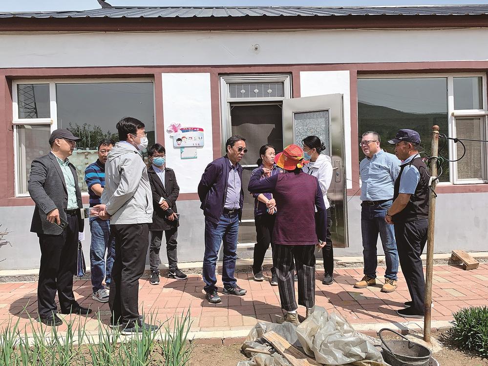 2021年5月，郑大发委员在吉林延边珲春朝鲜族老乡家入户调研。