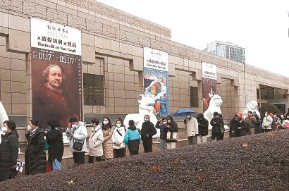 1月22日，观众在上海博物馆门外排队等候入馆参观。大年初一，上海博物馆迎来了农历兔年第一批观众。据馆方介绍，当日接待观众约6600人。均新华社记者 任珑 摄