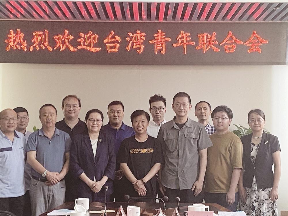 2022年8月，傅川（右三）在京会见台湾青年联合会理事长何溢诚一行，并就推动两岸合作交流进行座谈。