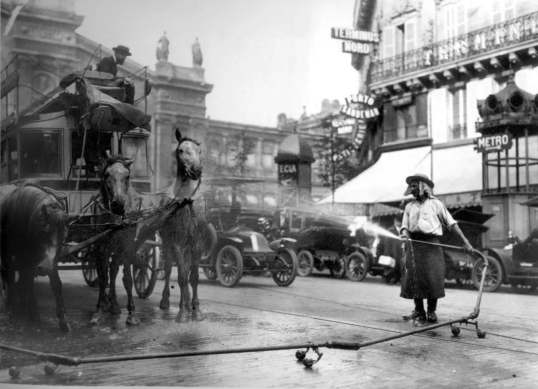 清洗马车，1910年，西博格摄