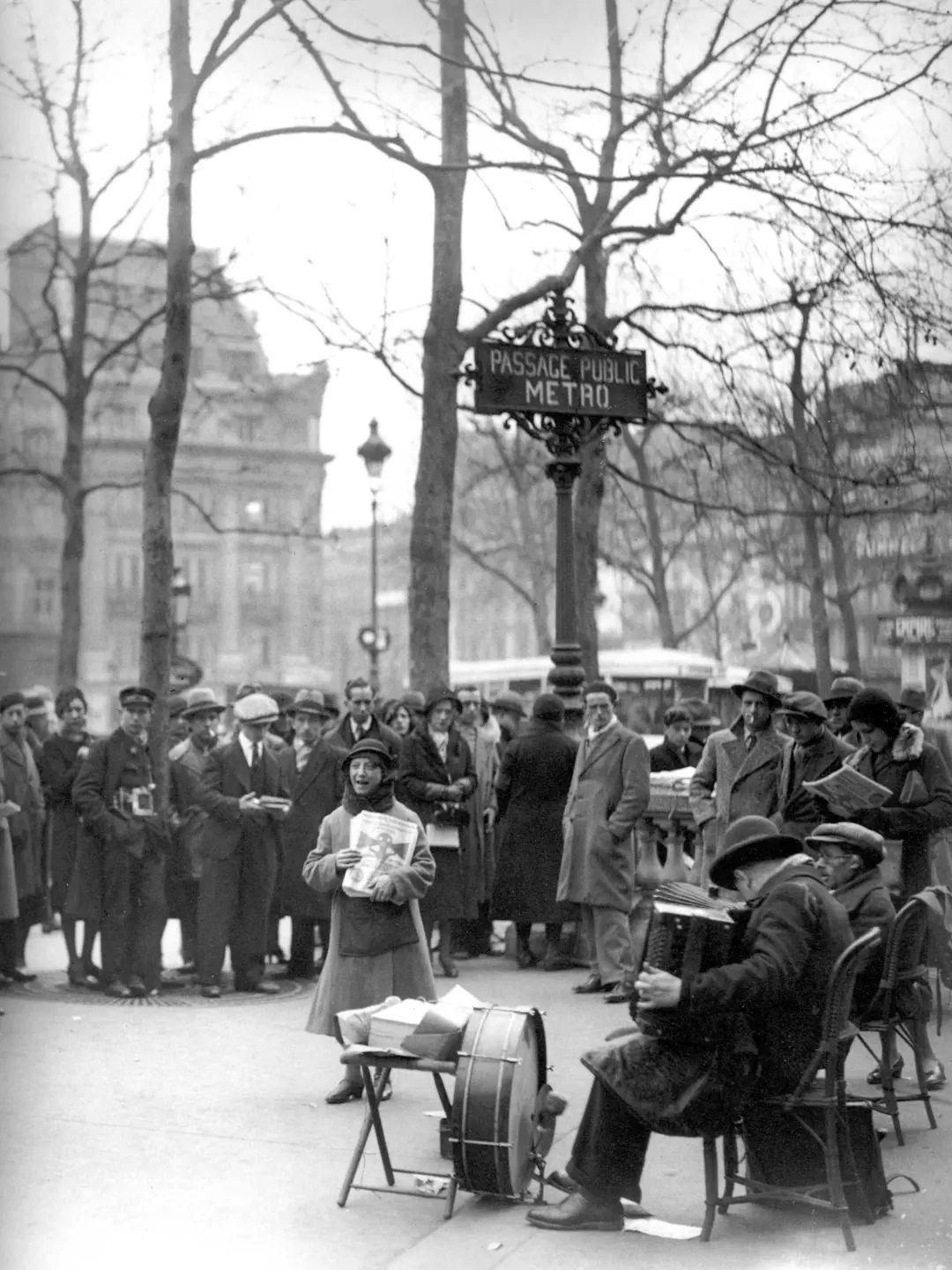 街头的歌手，1930年，无名氏摄