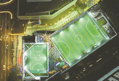 美罗城六楼天台新开放的“艺星球”空中足球场令绿茵与天空相辅相成，打造城市体育新景观。 